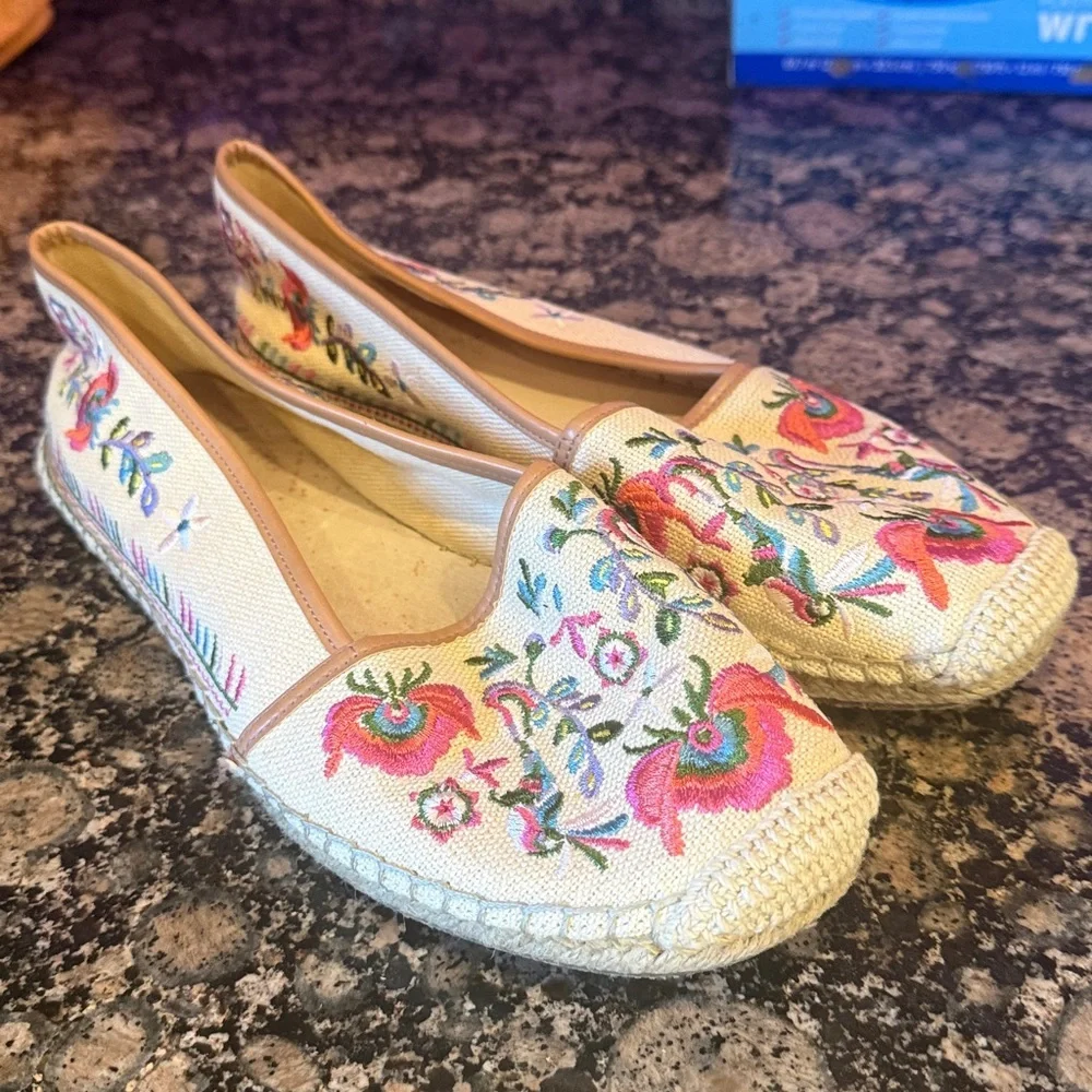 GIANNI BINI ladies floral flat spirals slip on very good condition size 8 1/2